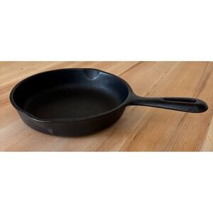 Vintage Unmarked Wagner 6 1/2" cast iron skillet double spouts